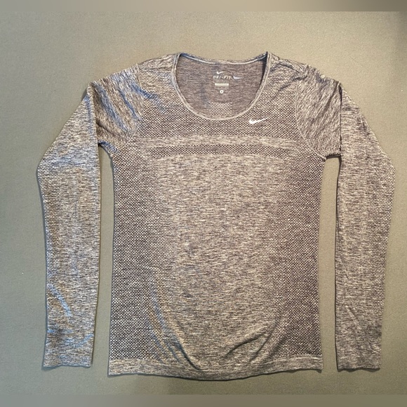 Nike Dri-fit Long Sleeve Work out Tee shirt,‎ thumb holes, size Small - Picture 1 of 7